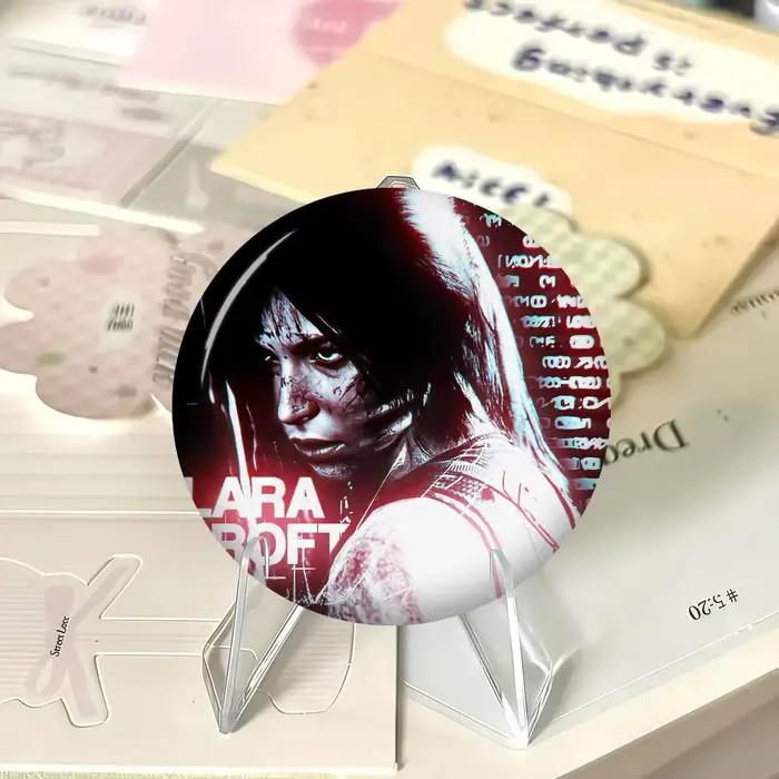 Broches de dessin animé Lara Croft Tomb Raider, badges d'anime, broches rondes faites à la main, épi