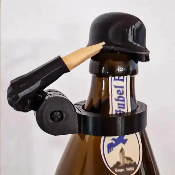 Soldat salut bouteille de bière casque artisanat bouchons de bouteille de bière quelques répétitions pas de bosses énorme variété de bouchons assortis