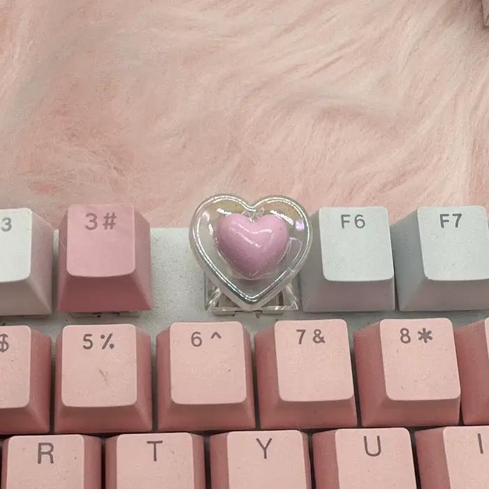 Capuchons de touches de clavier mécaniques personnalisés coeurs roses colorés et transparents faits à la main pour un bureau unique et créatif
