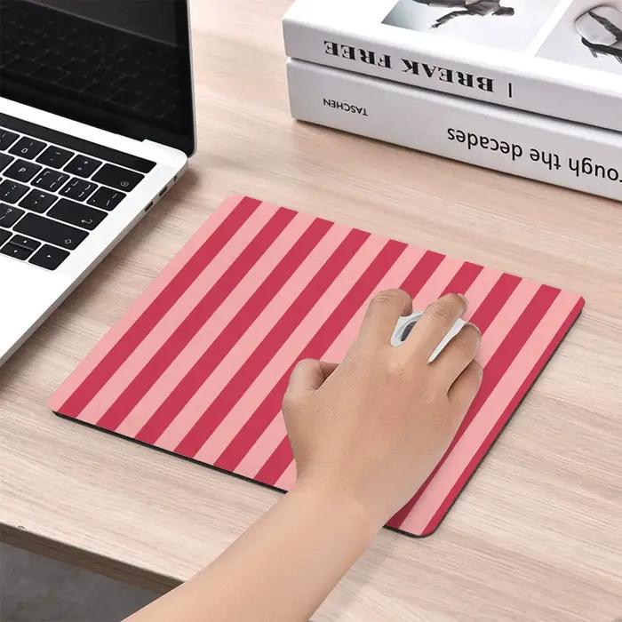 Tapis de clavier moderne à rayures verticales rouge framboise pour la maison et le bureau
