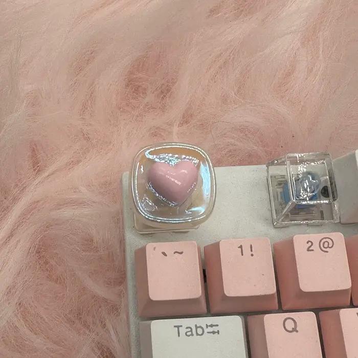 Capuchons de touches de clavier mécaniques personnalisés coeurs roses colorés et transparents faits à la main pour un bureau unique et créatif
