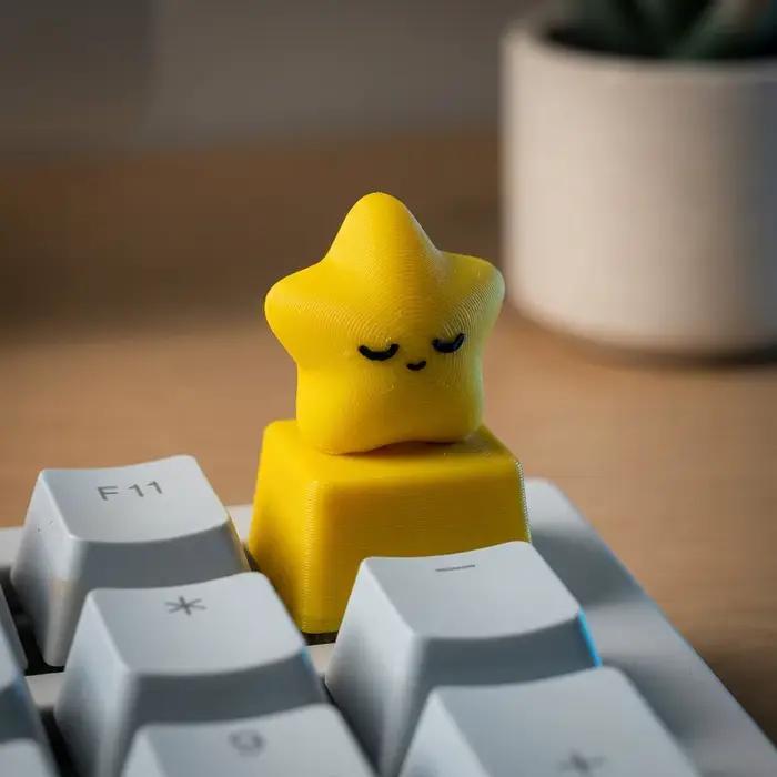 Clavier mécanique personnalisé avec touches étoiles jaunes