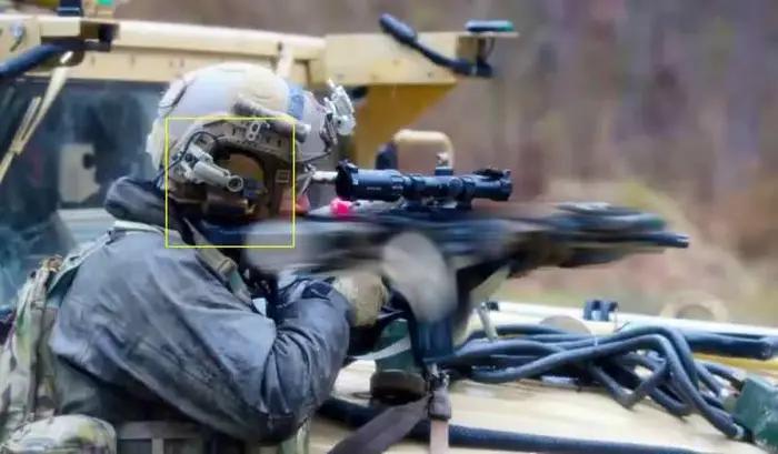 Le support de casque AXL adaptatif RAC Link AMP se connecte à Peltor Comtac Sordin