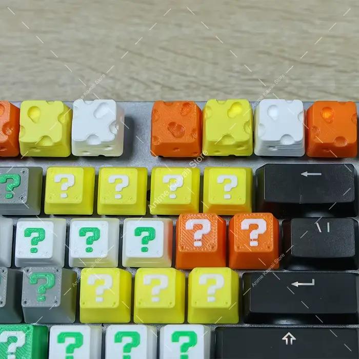 Clavier mécanique à axe croisé imprimé en 3D avec touches personnalisées en forme de point d'interrogation et de fromage