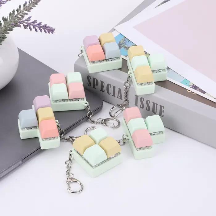 Clavier à doigts anti-stress 4 touches DIY, boutons de clavier DIY, porte-clés apaisant pour enfants et adultes, clavier à faire soi-même, testeur d'axe de clavier mécanique, touches, bouton de clavier fidget pour usage quotidien et occasions spéciales