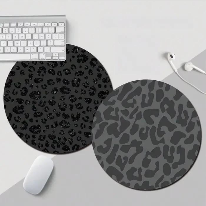 Le joli tapis de souris imprimé léopard noir avec une base ronde antidérapante en caoutchouc convient aux joueurs et à un usage domestique et est lavable
