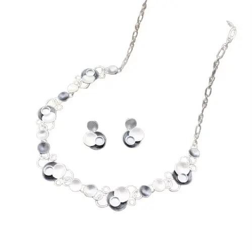 Nouveaux accessoires de bijoux DIY, ensemble collier et boucles d'oreilles clous en émail coloré à pétales ronds, collier fleur géométrique simple et tendance pour femme