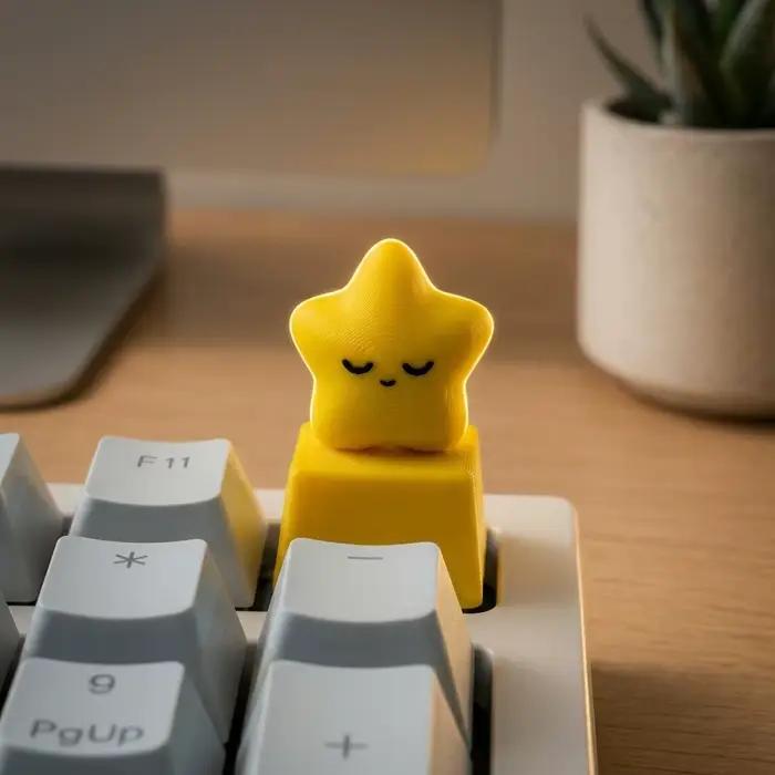 Clavier mécanique personnalisé avec touches étoiles jaunes