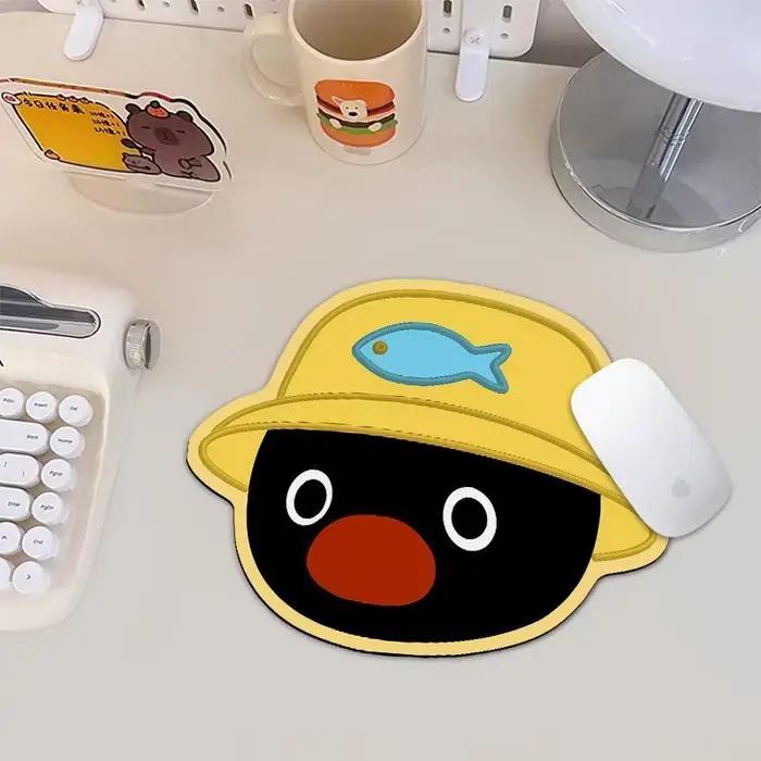 Tapis de souris mignon en forme de pingouin irrégulier avec chapeau de pêcheur