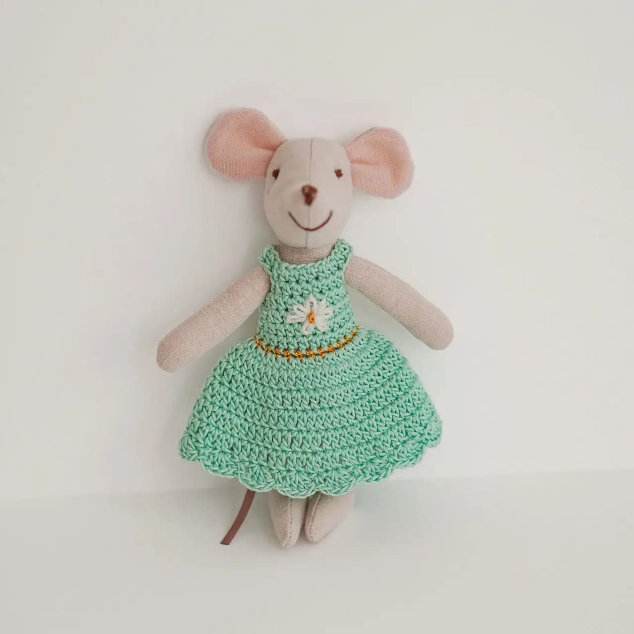 Poupée souris au crochet faite à la main, adorable jouet en peluche avec robe tricotée, cadeau pour 