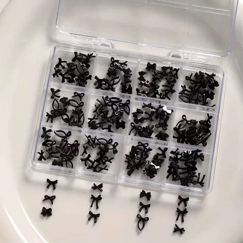 Une boîte de 12 accessoires d'art d'ongle à nœud coloré et doux, en résine, parfaits pour les décora
