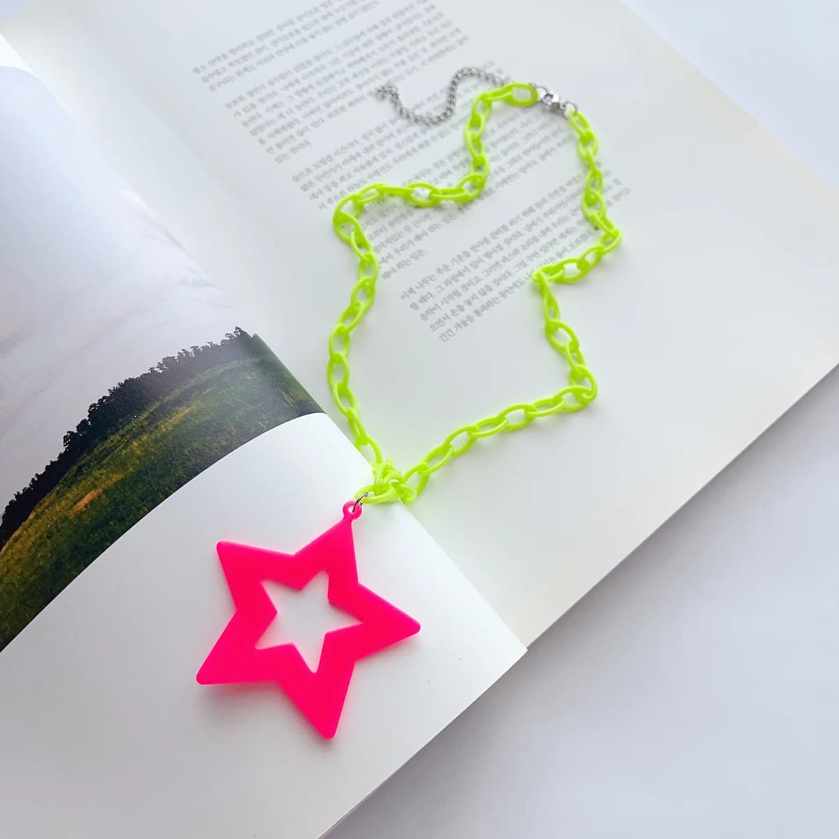 Rock hip-hop, personnalité exagérée, pendentif étoile fluorescente en acrylique, pull long, collier 
