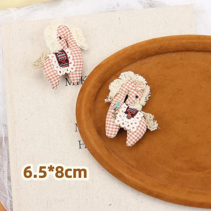Broche poney à carreaux mignonne, tissu en peluche fait à la main, broche animale brodée, cheval de 