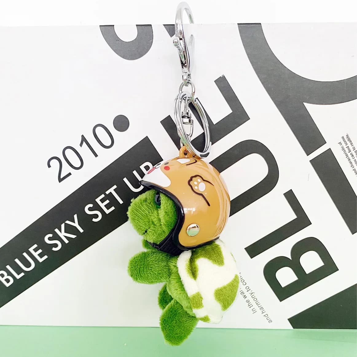 Mignon portant casque tortue porte-clés mignon en peluche tortue simulé détachable casque pendentif 
