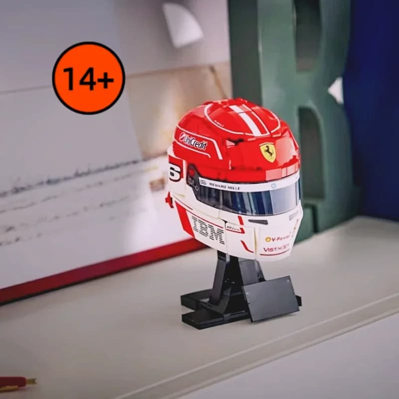 Casque de F1 Charles Leclerc en blocs de construction