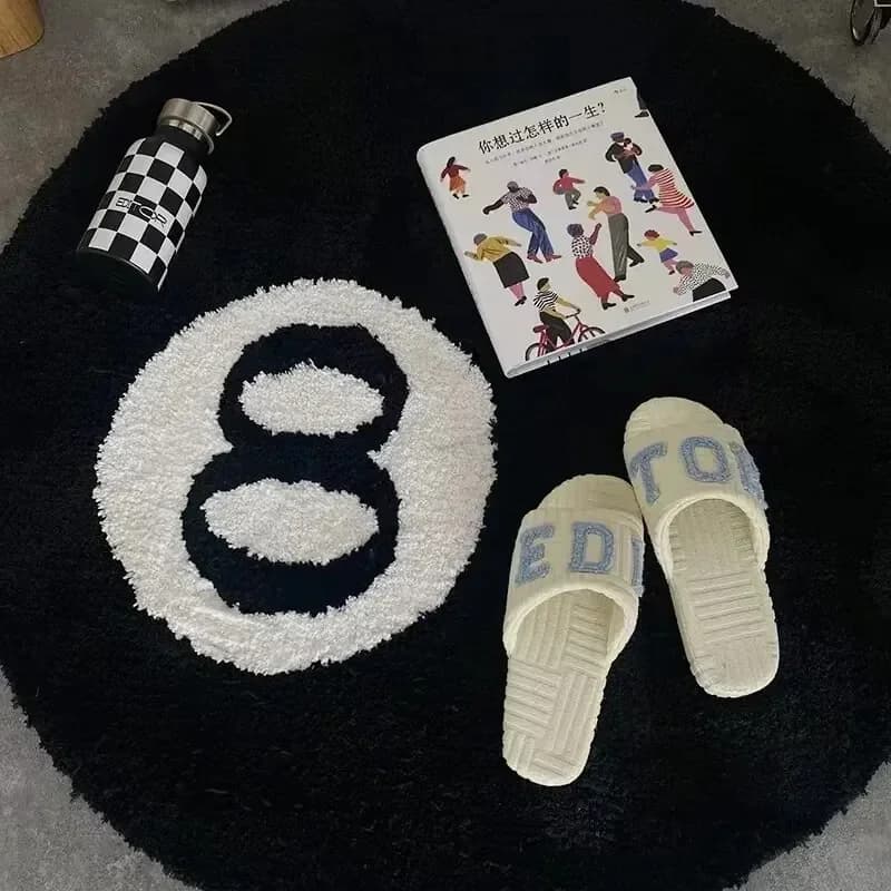 Tapis en peluche noir à 8 balles
