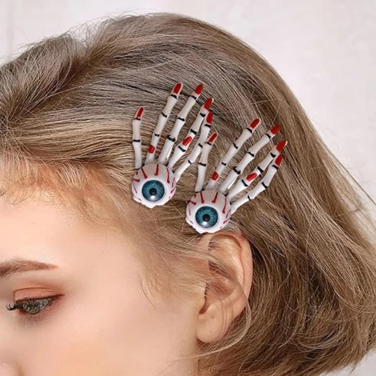 Pince à cheveux en forme de main de crâne