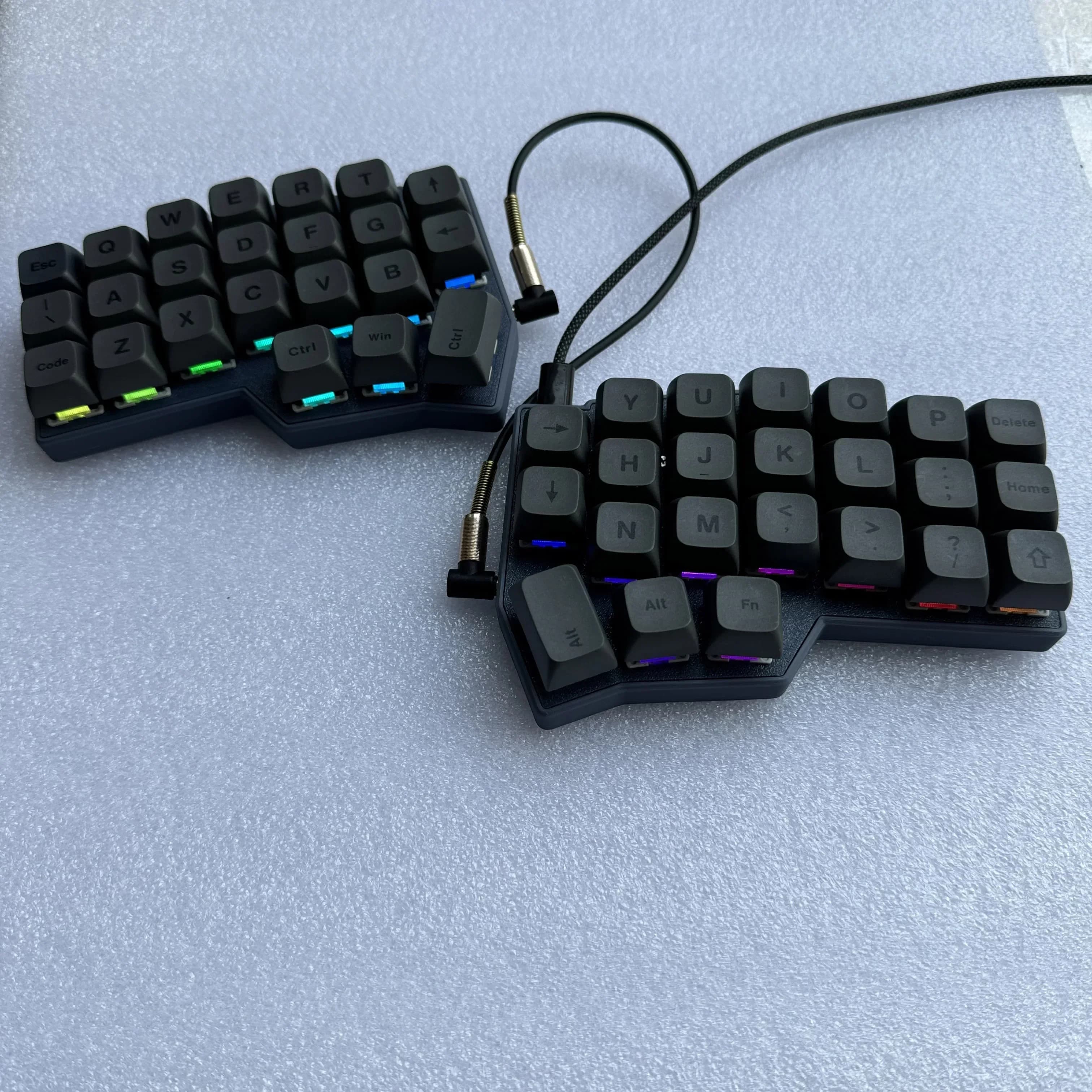 Corne V4 Kit de clavier divisé Support personnalisé flacon filaire rvb échange à chaud claviers mécaniques de jeu ergonomiques pour gaucher et droitier