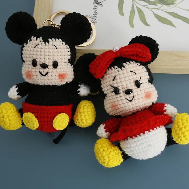Porte-clés en peluche Mickey Mouse tricoté au crochet de 8 cm, petits pendentifs pour sacs à dos, cadeaux de Saint-Valentin, de remise de diplôme et d'anniversaire