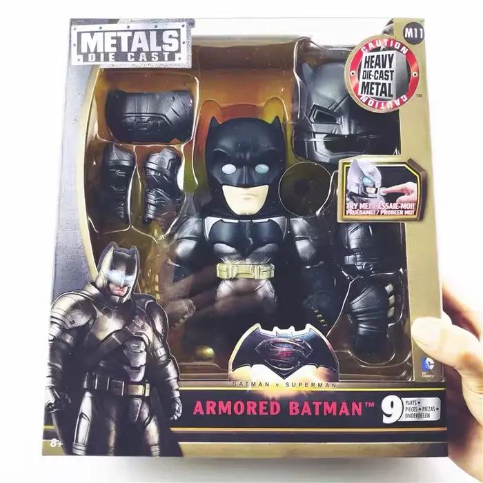 Figurine articulée Batman Armure Chevalier Noir avec têtes interchangeables