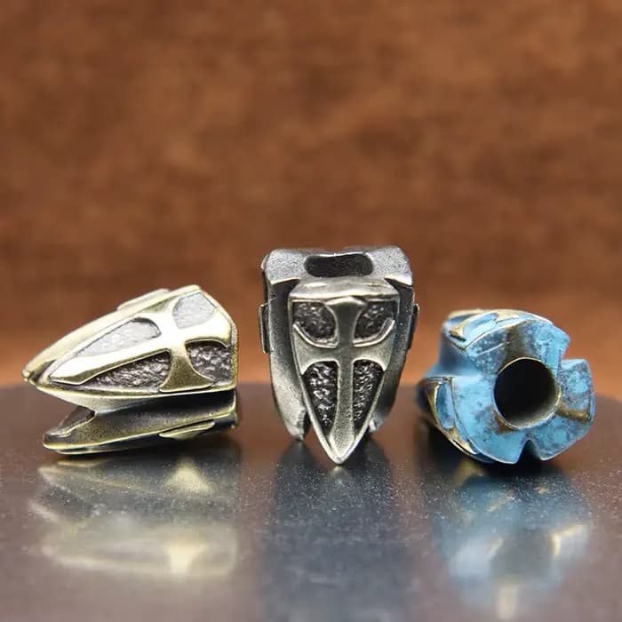 Pendentif en laiton en forme de bouclier croisé pour couteau
