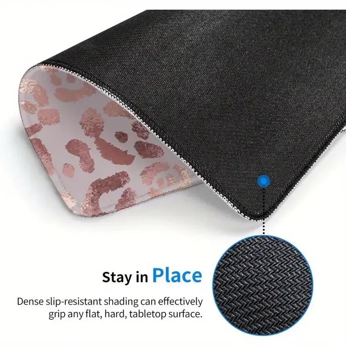 Le tapis de souris rose scintillant imprimé léopard est composé de caoutchouc lavable et antidérapant