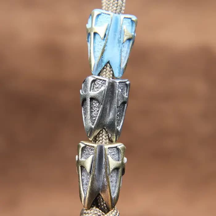 Pendentif en laiton en forme de bouclier croisé pour couteau