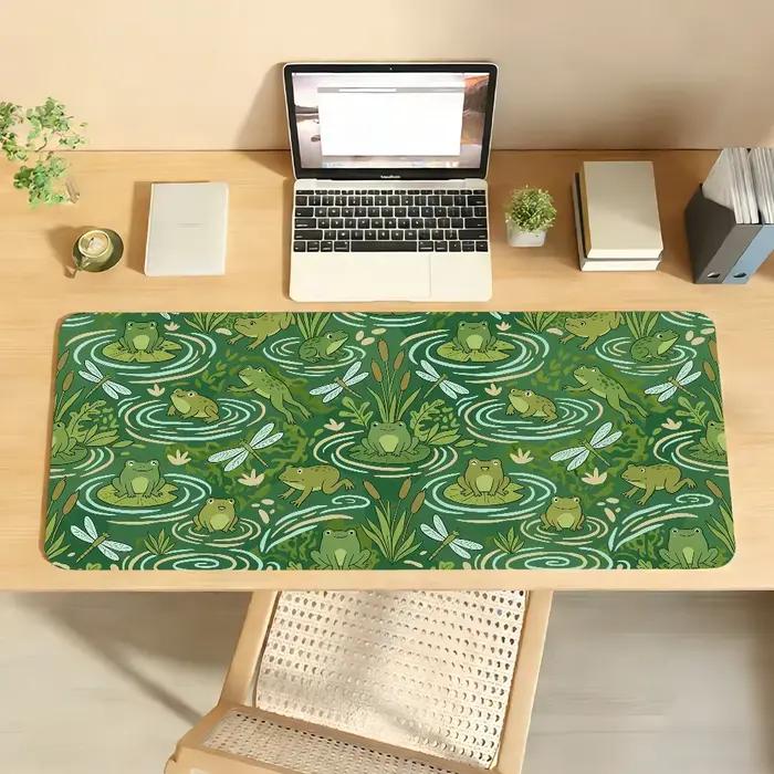 Tapis de souris avec jolie grenouille verte dans un étang