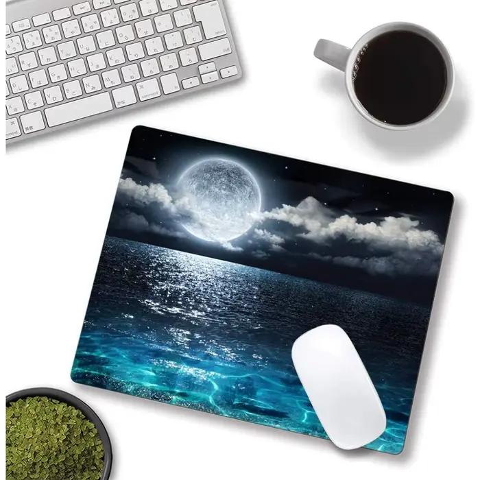 Tapis de souris carré avec motif lune illuminant l'océan bleu clair