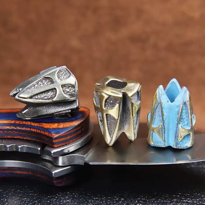 Pendentif en laiton en forme de bouclier croisé pour couteau