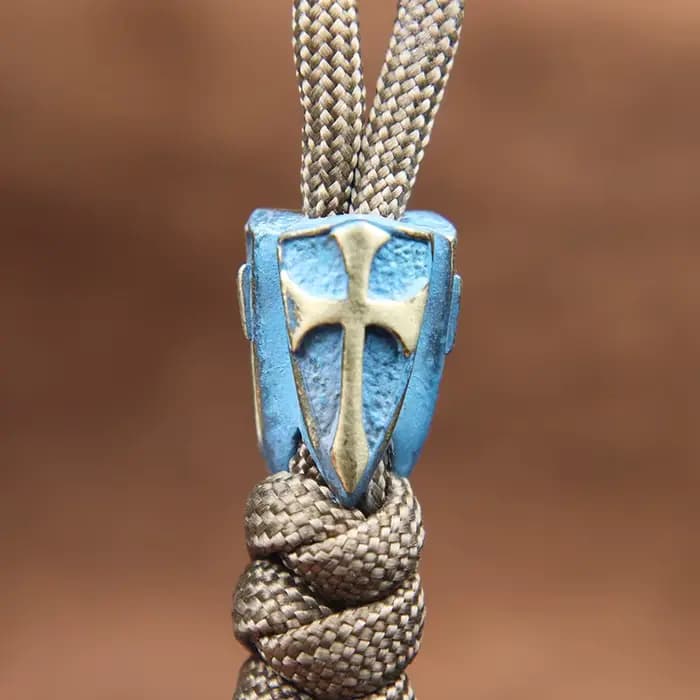 Pendentif en laiton en forme de bouclier croisé pour couteau