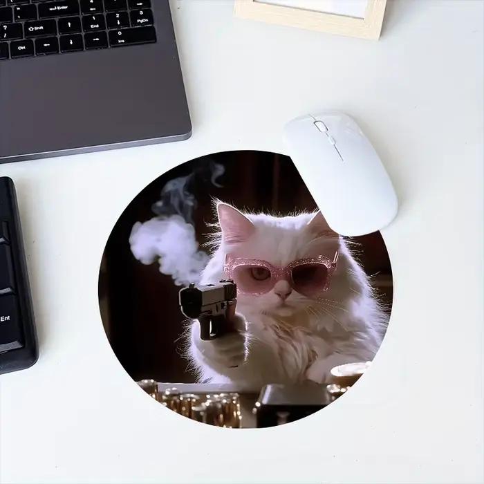 Tapis de souris rond avec motif de chat tenant un pistolet