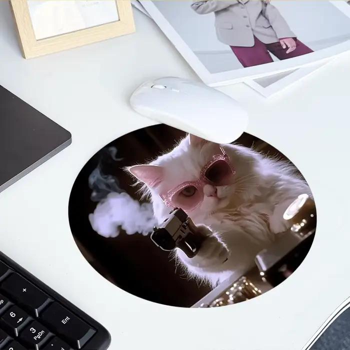 Tapis de souris rond avec motif de chat tenant un pistolet