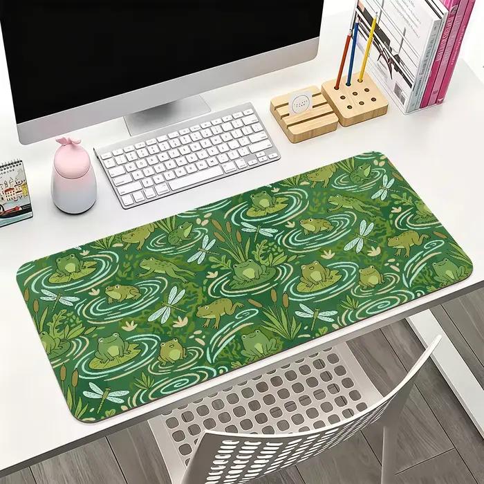 Tapis de souris avec jolie grenouille verte dans un étang