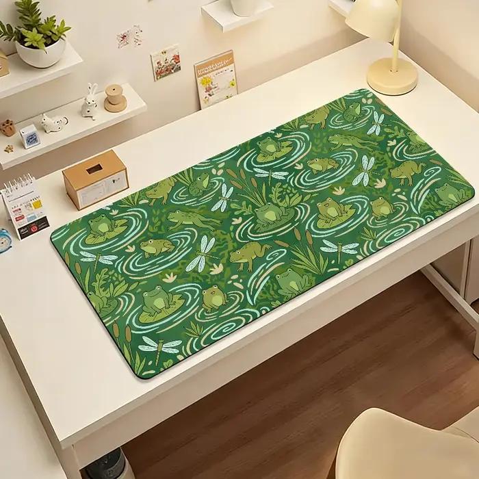 Tapis de souris avec jolie grenouille verte dans un étang