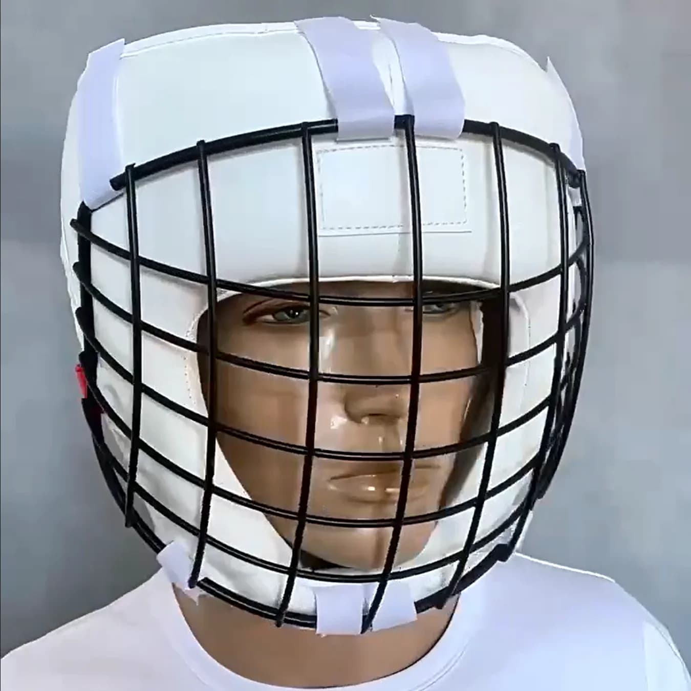 Casque de combat blanc Mma avec visière en maille de fer, protection complète de la tête pour la box